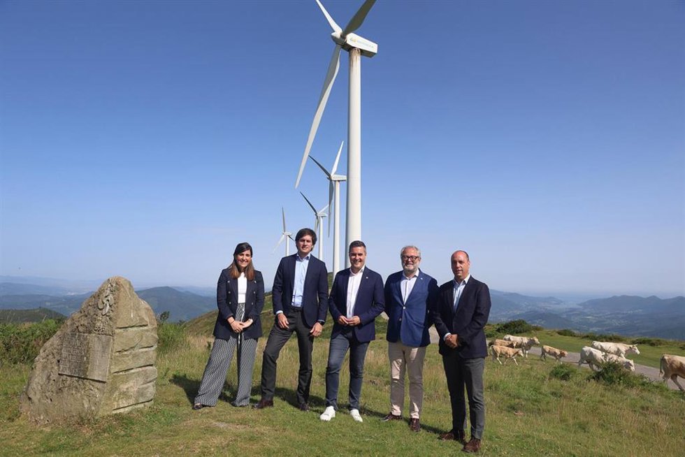 Representantes del Gobierno vasco, Iberdrola y Siemens Gamesa en el monte Oiz