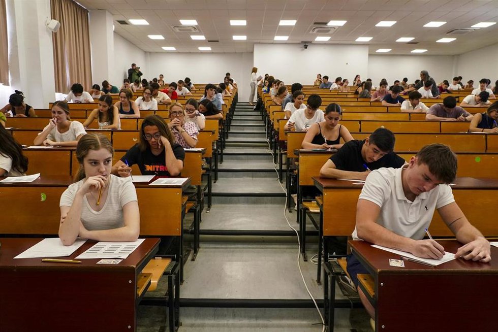 Imágenes de la primera jornada de la Prueba de Acceso a la Universidad en Andalucía en la Facultad de Medicina, a 3 de junio de 2025 en Málaga, Andalucía (España). 