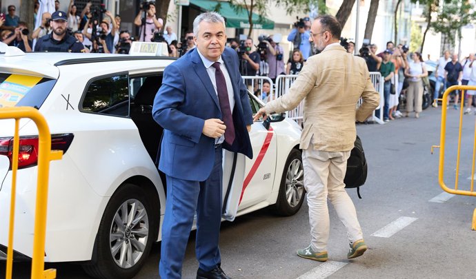 El exsecretario de Organización del PSOE Santos Cerdán a su llegada a declarar en el Tribunal Supremo, a 30 de junio de 2025, en Madrid (España). 