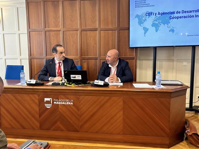 El consejero delegado de SODERCAN y el director de Políticas de Innovación del CDTI en el encuentro sobre retos y oportunidades de las Agencias de Desarrollo Regional