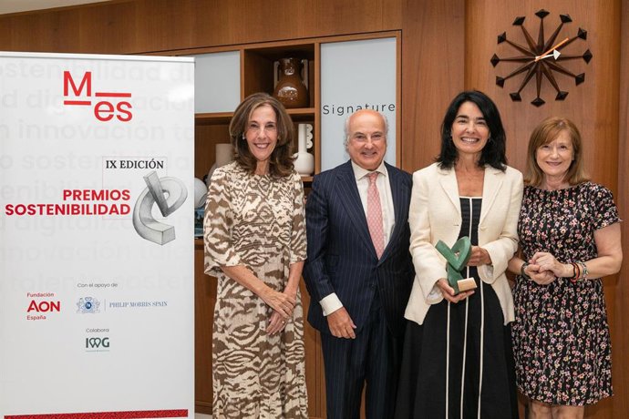 Carmen Ponce, presidenta de Fundación Cruzcampo y directora de Asuntos Corporativos de HEINEKEN España, y Regla Bejarano, directora de Fundación Cruzcampo, recogen el Premio a la Mejor Trayectoria de Organizaciones del Tercer Sector.