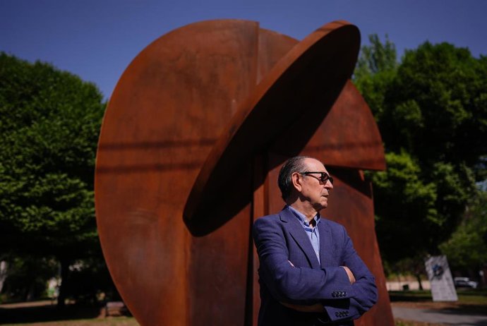 'Hermes', La Escultura De 4 Metros Y 5 Toneladas Donada Por Rafael Canogar, Encuentra Acomodo Definitivo En Carabanchel