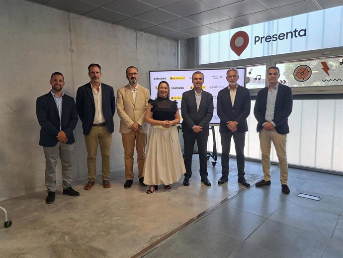 El conseller de Educación y Universidades, Antoni Vera, inaugura el Aula del Futuro en el Parc Bit