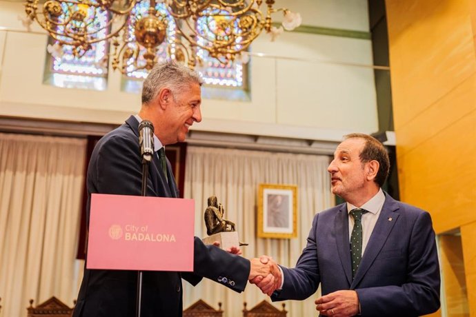 El conseller de Justicia y Calidad Democrática, Ramon Espadaler, con el alcalde de Badalona, Xavier García Albiol