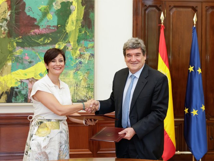 (i-d): La ministra de Vivienda y Agenda Urbana, Isabel Rodríguez, y el gobernador del Banco de España, José Luis Escrivá.