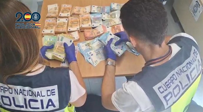 Tras mover una cámara de seguridad en la oficina en la que trabajaba y tras provocar un incendio, el detenido remitió el dinero sustraído en un paquete postal a su urbanización, utilizando como destinatario el nombre de un vecino ficticio.