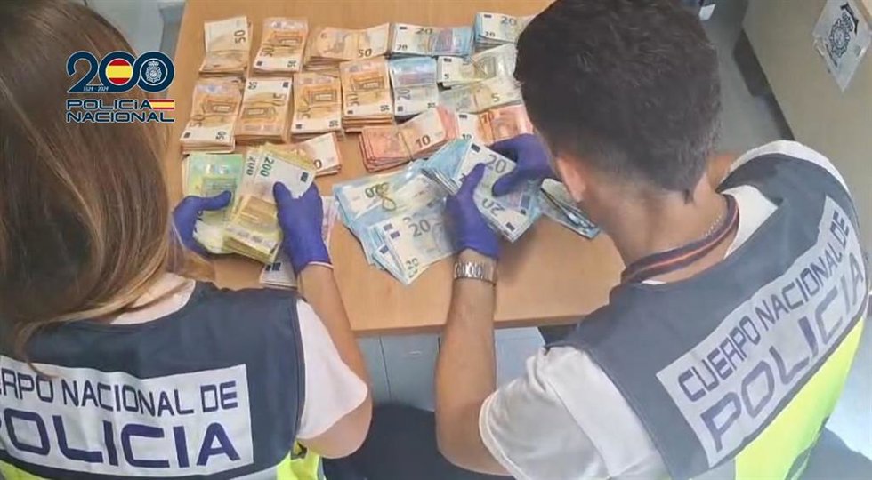 Tras mover una cámara de seguridad en la oficina en la que trabajaba y tras provocar un incendio, el detenido remitió el dinero sustraído en un paquete postal a su urbanización, utilizando como destinatario el nombre de un vecino ficticio.