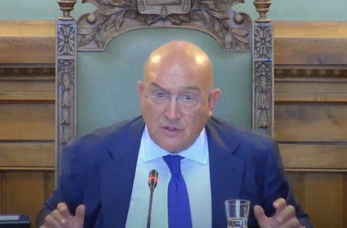 El alcalde de Valladolid, Jesús Julio Carnero, interviene en el Pleno municipal.