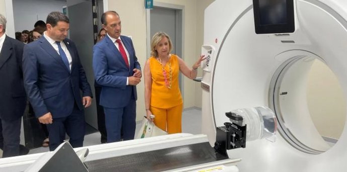 El consejero de Sanidad, José Luis Bancalero, en el centro, junto a la gerente del Servicio Aragonés de Salud, Ana Castillo, en la visita a las nuevas instalaciones del Hospital de Alcañiz.