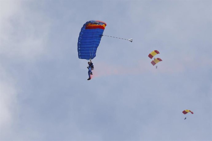 Archivo - Paracaidistas de la fuerzas armadas.