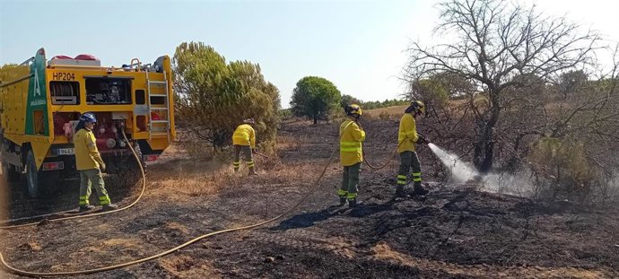Bomberos del Plan Infoca en el incendio de Villablanca (Huelva).