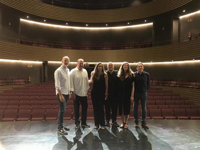 Autoridades en la presentacion de la programacion del Teatro María Luisa de Mérida para este otoño.