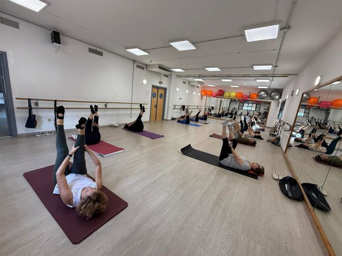 Actividad de pilates en un taller de verano de la Universidad Popular de Alcalá.