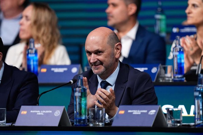 Rafael Louzan, presidente da Real Federação Espanhola de Futebol, participa da Assembleia Geral Ordinária da RFEF na Ciudad del Futbol em 30 de junho de 2025, em Las Rozas, Madri, Espanha.