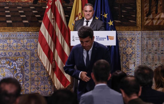 Mazón i, de fons, Gan Pampols, durant la presentació del 'Pla Endavant'