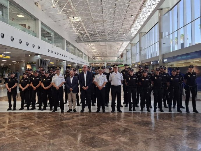 El delegado del Gobierno en Canarias, Anselmo Pestana (c), junto a los nuevos agentes de Policía Nacional radicados en el aeropuerto Tenerife Sur