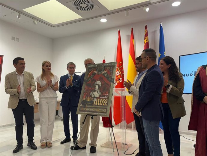 El artista José Alberto San Garteo realiza el cartel de la fiestas de los Moros y Cristianos que pregonará Marcos Ros