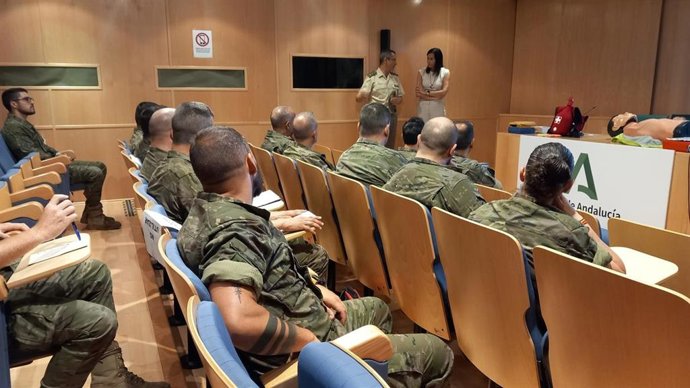 Gálvez (fondo, dcha.), junto a Acitores, en una sesión formativa sobe prevención de riesgos laborales para personal del Ejército de Tierra en Córdoba.