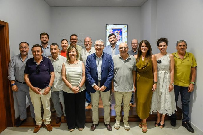 El alcalde de Rincón, Francisco Salado, junto a la edil de Feria y Fiestas, Mari Paz Couto, y ediles del equipo de Gobierno han presentado una amplia y variada programación de las fiestas con todos los espectáculos gratuitos y para todo tipo de público.
