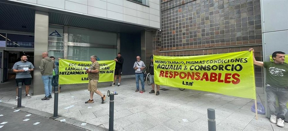 Protesta de trabajadores de FCC Aqualia Loiu