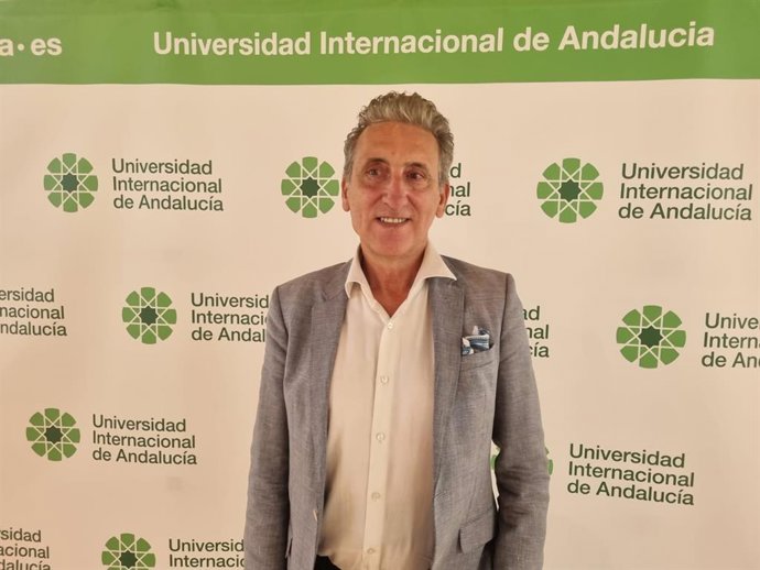 El Dr. Santiago Quesada García, docente del Área de Proyectos Arquitectónicos de la Universidad de Sevilla, investigador responsable del grupo de investigación Healthy Architecture & City y codirector del curso 'Arquitectura saludable' de la UNIA.