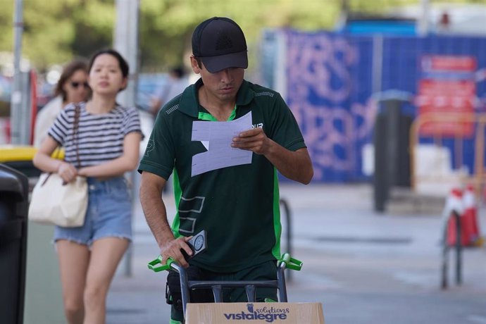 Archivo - Un repartidor trabajando al sol, a 18 de julio de 2024, en Madrid (España). Las temperaturas extremas, la radiación, los episodios de polvo sahariano y otras condiciones climáticas influyen en las condiciones de trabajo en España. 