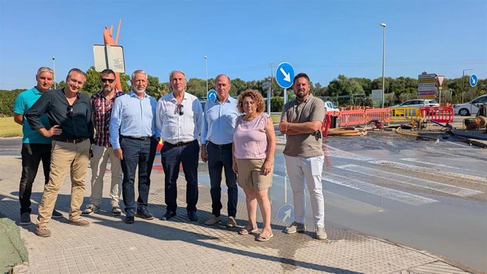 El conseller del Mar y del Ciclo del Agua, Juan Manuel Lafuente, y el alcalde de Pollença, Martí March.