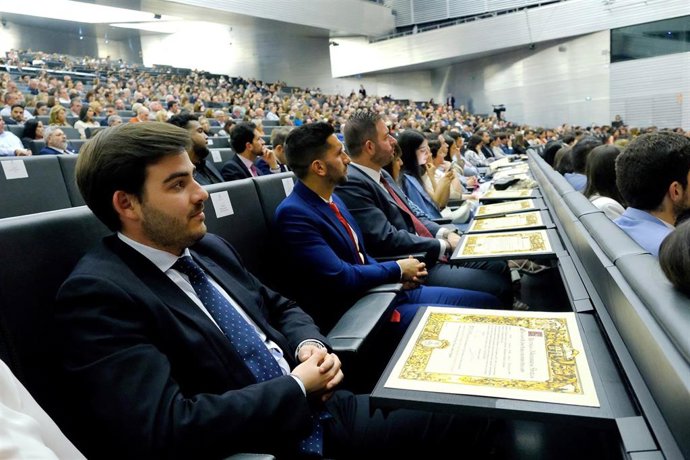 Archivo - La US reconoce a 560 estudiantes con los Premios Extraordinarios Fin de Estudio. 