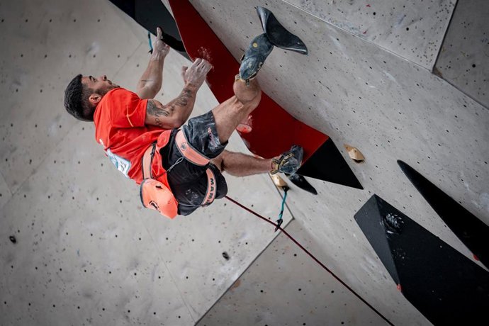 El escalador español Albert Ginés, campeón olímpico en Tokyo 2020, refuerza sus opciones a la Copa del Mundo de Dificultad con un bronce en Innsbruck (Austria).