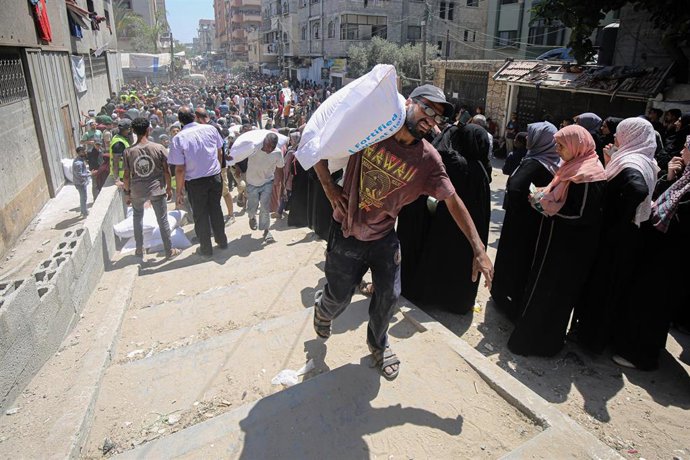 Reparto de ayuda humanitaria en Gaza.