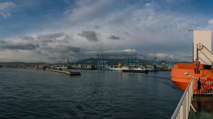 Puerto de Algeciras desde un ferry