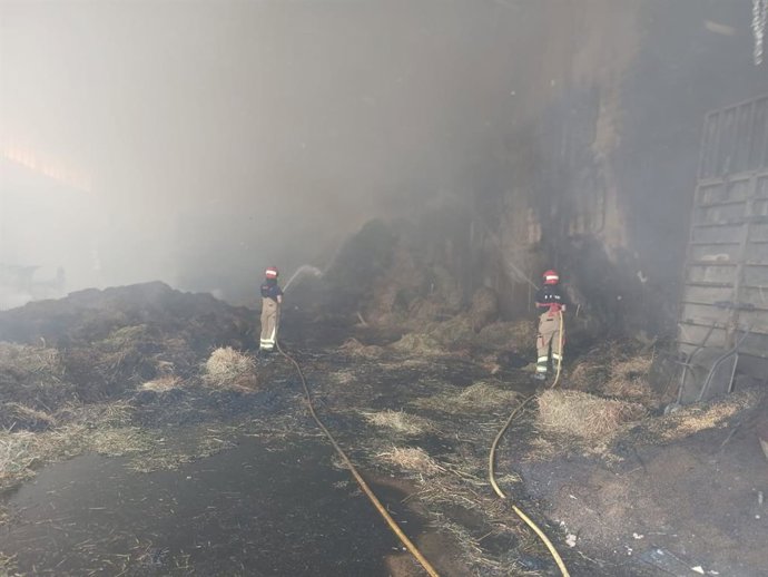 Bomberos de la DPT trabajando en el incendio de una nave agrícola de la localidad de Hinojosa de Jarque.