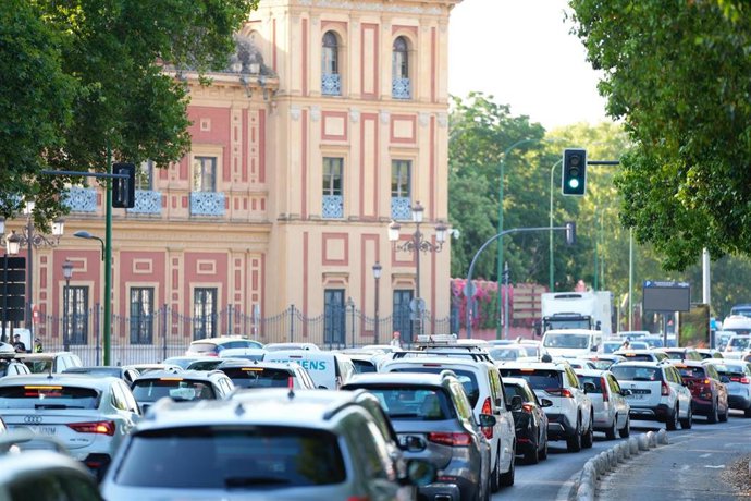 Retenciones de tráfico a la altura del Palacio de San Telmo en las primeras horas de este lunes, coincidiendo con el arranque de la Cumbre de la ONU