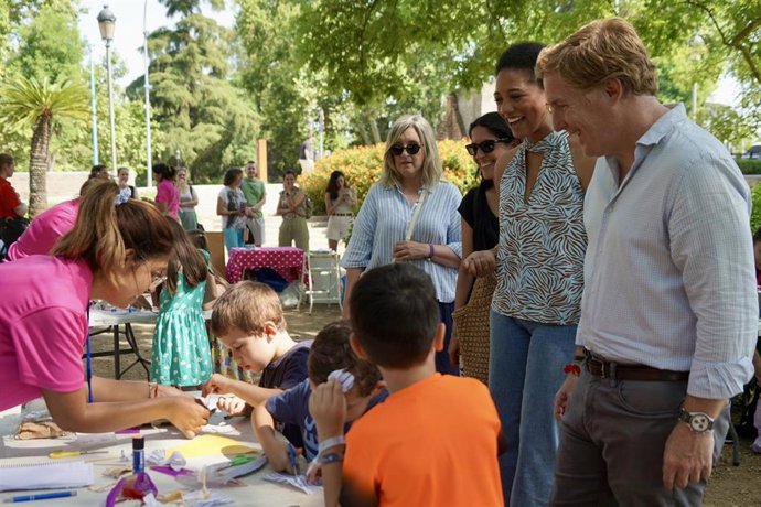 El alcalde de Badajoz, Ignacio Gragera, visita la primera jornada de actividades de Vive el verano