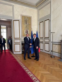 El presidente de Canarias, Fernando Clavijo, y el secretario de Estado y ministro de Ultramar de Francia, Manuel Vals