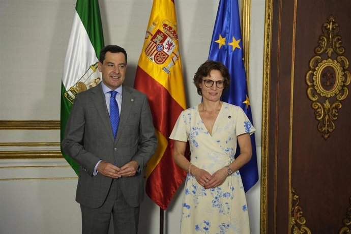 El presidente de la Junta de Andalucía, Juanma Moreno, ha mantenido un encuentro este lunes en el Palacio San Telmo de Sevilla con la comisaria de Medio Ambiente, Resiliencia Hídrica y Economía Circular Competitiva, Jessika Roswall