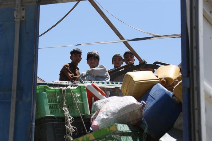 Llegada de un grupo de personas a un campamento en Kabul, Afganistán