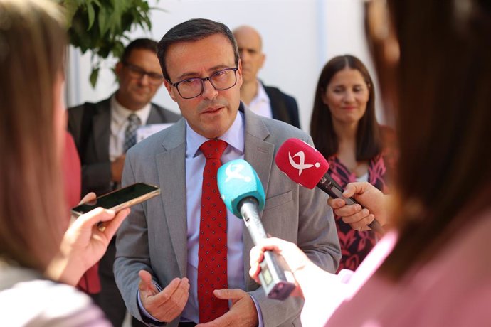 El diputado socialista Miguel Ángel Gallardo, atiende a los medios en una foto de archivo