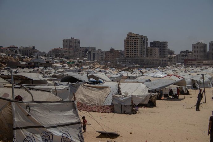 3 de junho de 2025, Cidade de Gaza, Faixa de Gaza, Território Palestino: Gaza - domingo, 15 de junho de 2025... Uma cena que resume o sofrimento do deslocamento e da diáspora. Centenas de famílias do norte da Faixa de Gaza se refugiaram na praia da Cidade