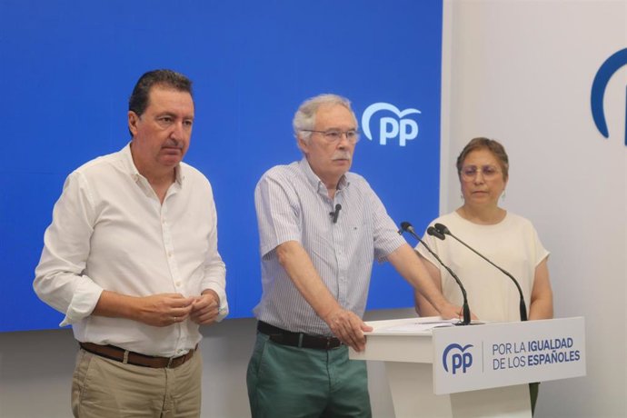 El portavoz del PP en el Ayuntamiento de Riotinto, Rafael Perea, junto al presidente del PP de Huelva, Manuel Andrés González, y la exalcaldesa del PP, Rosa Caballero, este lunes en rueda de prensa.