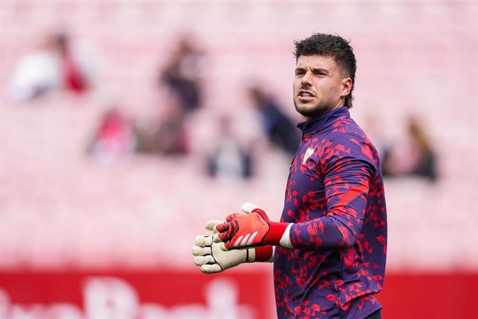 Archivo - El portero español Álvaro Fernández, en un calentamiento con el Sevilla FC.