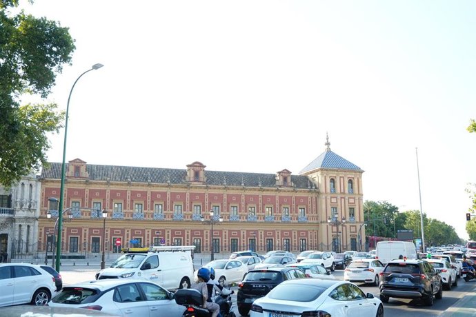 Retenciones en el paseo de Las Delicias en Sevilla.