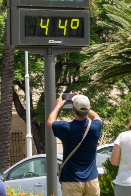 Archivo - Un termómetro marca 44 grados en Sevilla
