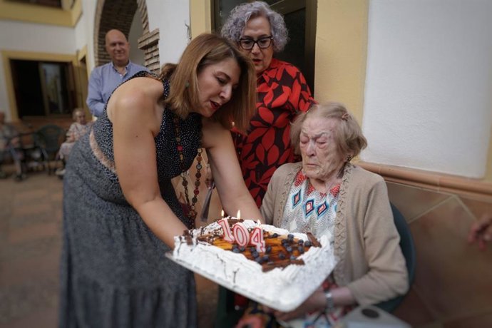 Homenaje a Cecilia Moreno Pérez por su 104 cumpleaños, dentro del programa 'Cordobeses Centenarios'.