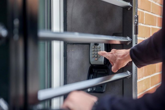 Archivo - Caja de seguridad de un piso turístico, a 20 de mayo de 2024, en Madrid (España).