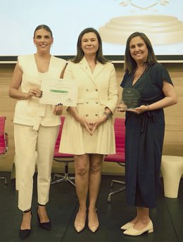 La técnica de Recursos Humanos de Sando, Malene Pareja, Pilar Menor, senior partner de DLP Piper, y la directora de Recursos Humanos de Sando, Nina Tercero.