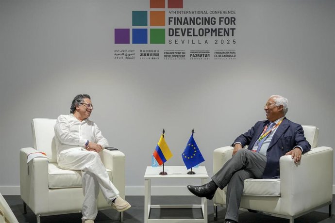 El presidente de Colombia, Gustavo Petro, y el presidente del Consejo Europeo, António Costa, reunidos en Sevilla