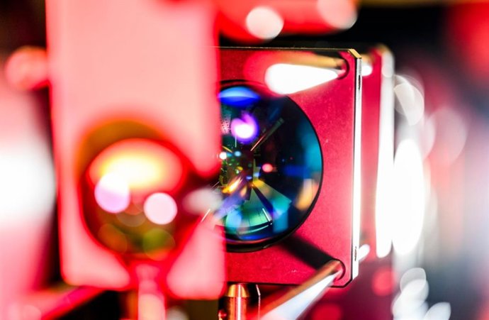 Ao iluminar um material quântico chamado 1T-TaS₂ em temperatura quase ambiente, os pesquisadores alcançaram um "estado metálico oculto" que permaneceu estável por meses, algo que nunca havia sido alcançado antes.