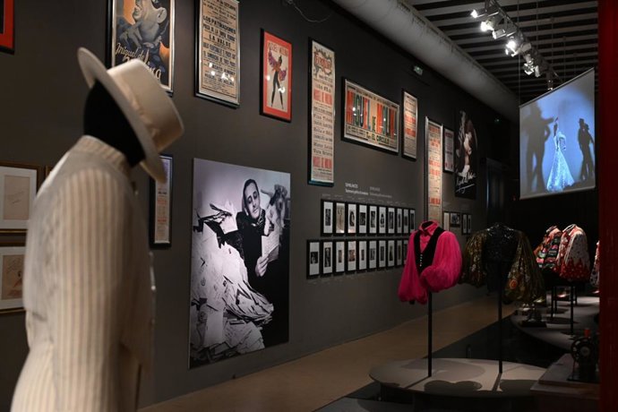 Imagen de la exposición 'Miguel de Molina: Yo quiero ser diferente' sobre este artista y cantante que producida por la Universitat de València y la Fundación Miguel de Molina se exhibe en el edificio de La Nau de la capital valenciana.