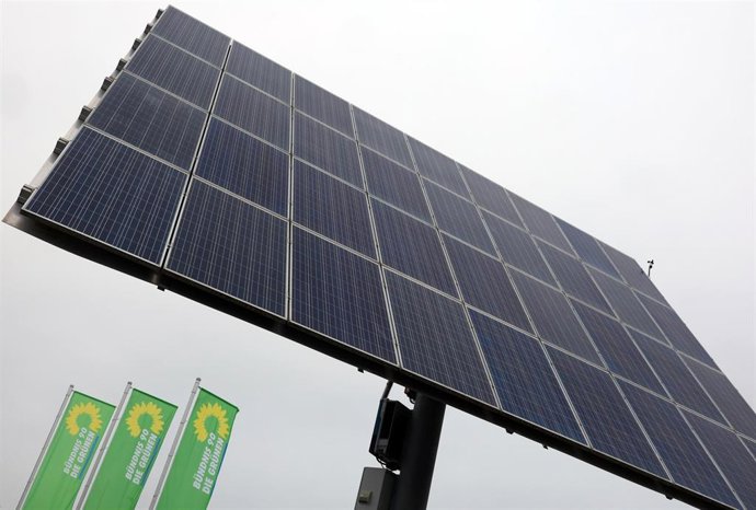 Archivo - FILED - 14 December 2024, Bavaria, Hirschaid: A solar panel can be seen at the Bavarian Greens' state delegates' conference. Photo: Karl-Josef Hildenbrand/dpa